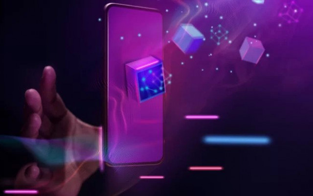 Slika prikazuje futuristični prizor z lebdečim pametnim telefonom iz katerega izstopajo svetleči digitalni kubusi obkroženi z vijoličnimi in modrimi svetlobnimi učinki kar simbolizira tehnologijo veriženja blokov digitalna sredstva ali metaverse platformo