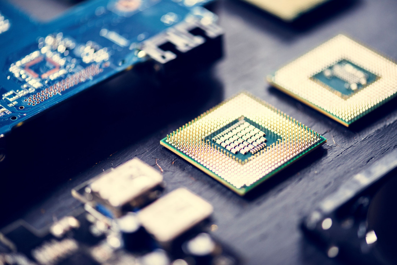 Bliznji posnetek elektronske racunalniske komponente mikroprocesorske maticne plosce 10.5.2024