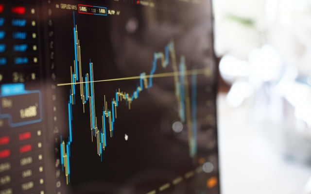 Zaslon prikazuje borzni trgovalni vmesnik z grafom cenovnih gibanj valutnega para GBP USD in analitičnimi podatki