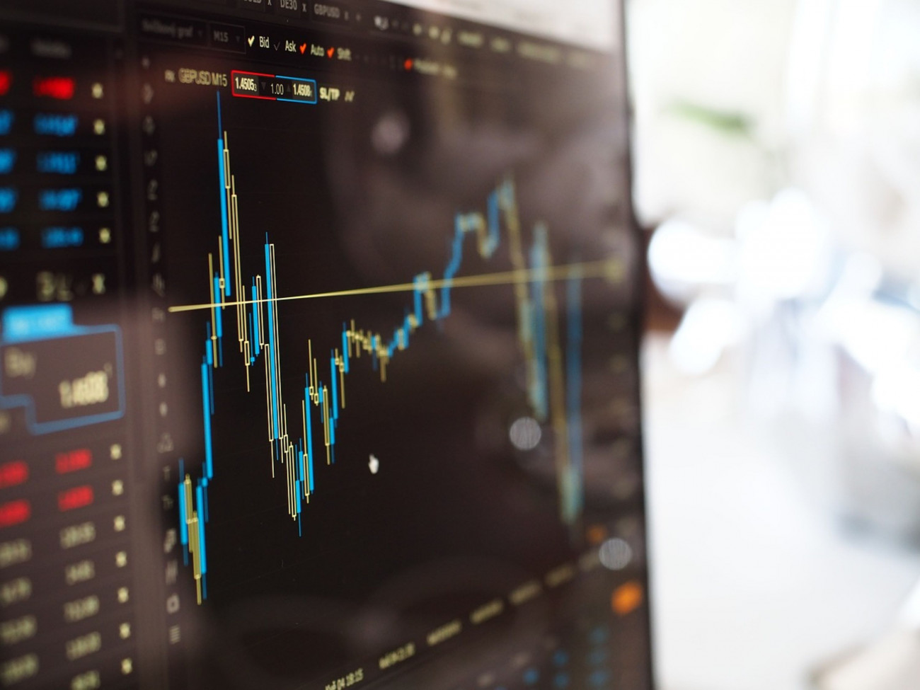 Zaslon prikazuje borzni trgovalni vmesnik z grafom cenovnih gibanj valutnega para GBP USD in analitičnimi podatki