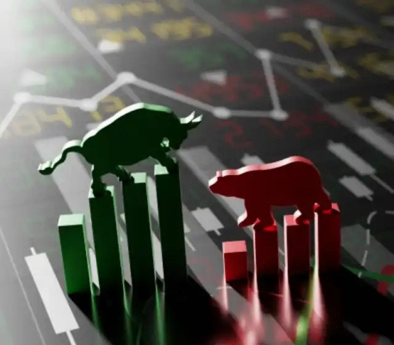 Na sliki sta prikazana simbolična zelen bik in rdeč medved ki stojita na stolpcih grafa ob ozadju borznih podatkov kar ponazarja borzni tržni trend bikovskega vzpona in medvedjega padca