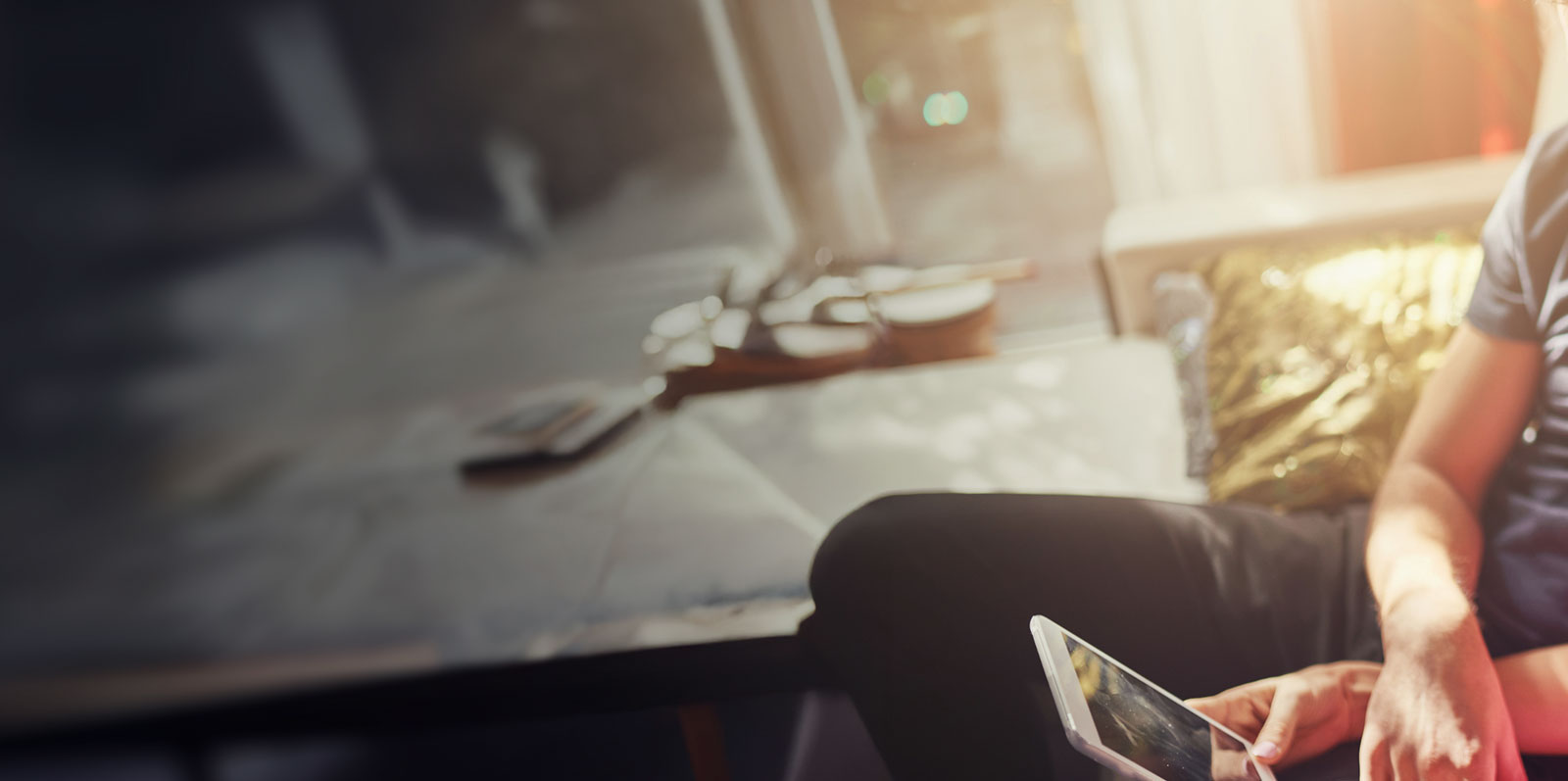 Miza in moski s tablicnim racunalnikom na kavcu