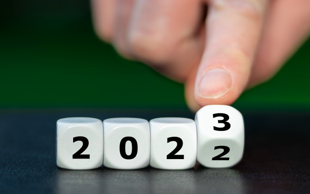 Roka menja kocko iz številke dve na tri kar simbolizira prehod iz leta 2022 v leto 2023