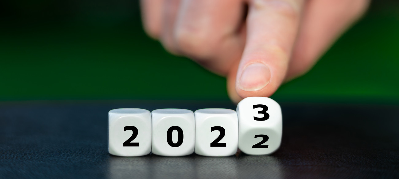 Roka menja kocko iz številke dve na tri kar simbolizira prehod iz leta 2022 v leto 2023