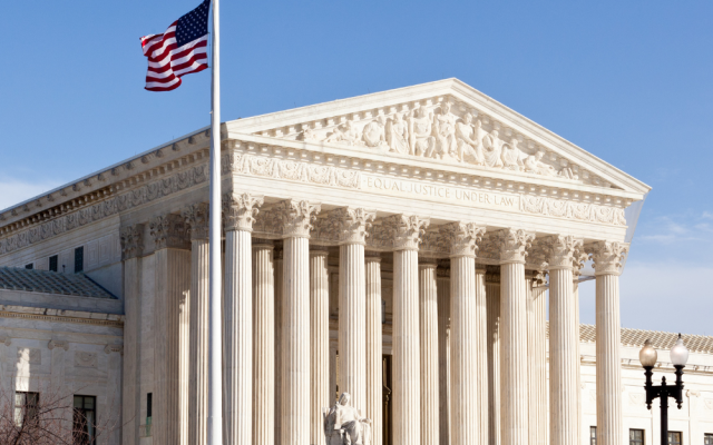 Zgradba vrhovnega sodišča v Washingtonu ob sončnem dnevu