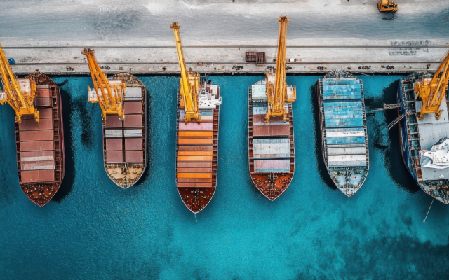 Pogled iz zraka na tovorne ladje v pristanišču