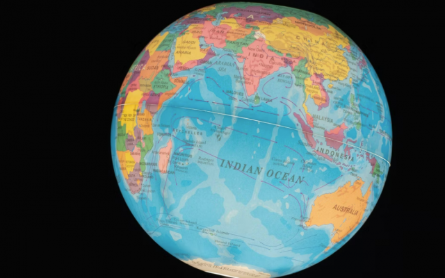 Na sliki je globus s poudarkom na Indijskem oceanu ter okoliških državah Azije Afrike in Avstralije