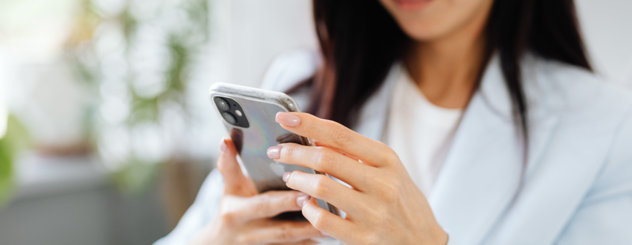 ženska drži telefon v roki, vidimo zelo od blizu