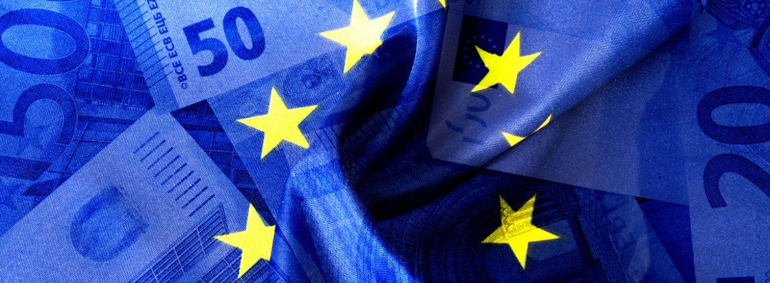 Na sliki je evropska zastava z zvezdami združena s podobo evrskih bankovcev kar simbolizira evropsko gospodarstvo in finančno unijo