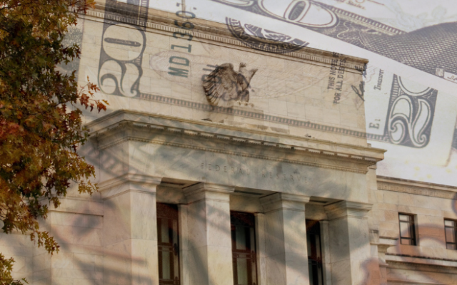 Slikovni preliv prikazuje stavbo centralne banke s pročeljem in ameriškimi dolarji kar simbolizira finančni sistem in monetarno politiko