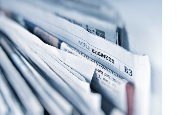 Kup časopisov z vidno rubriko poslovnih novic z naslovom »WORLD BUSINESS«