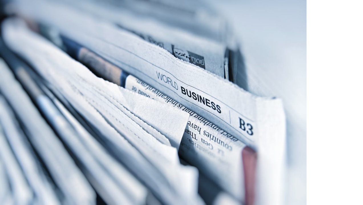 Kup časopisov z vidno rubriko poslovnih novic z naslovom »WORLD BUSINESS«