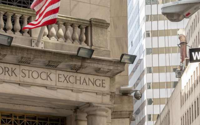 Slika prikazuje vhod v stavbo newyorške borze na Wall Streetu.