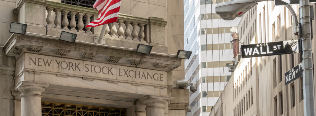 Slika prikazuje vhod v stavbo newyorške borze na Wall Streetu.