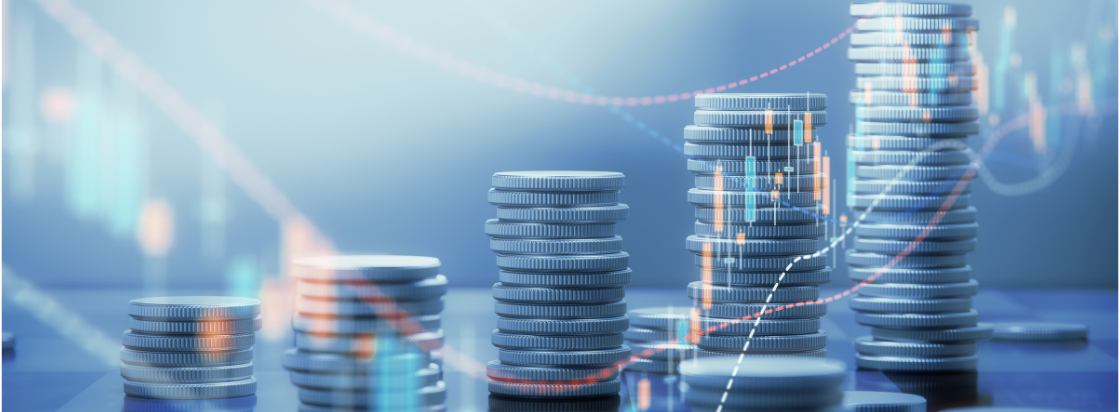 Na sliki so kupčki kovancev z digitalnimi grafikoni kar simbolizira finančno rast in vlaganja