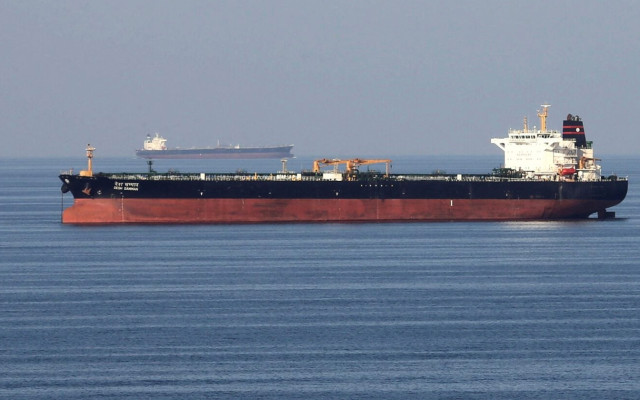 velika ladja sredi morja