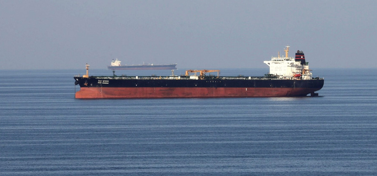 velika ladja sredi morja