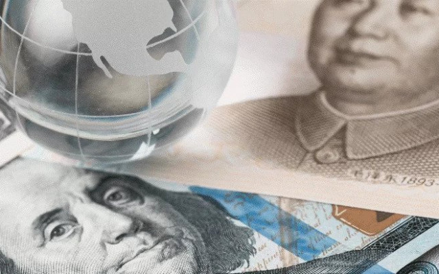 Na sliki so prepletene podobe ameriških in kitajskih bankovcev z motivoma Benjamina Franklina in Maa Cetunga ter prozorno kroglo z zemljevidom kar simbolizira globalno ekonomijo in vpliv svetovnih valut