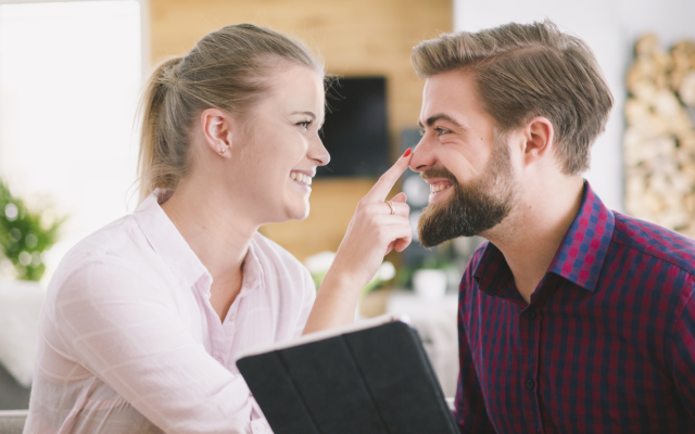 Par v 30. letih, obrnjen drug proti drugemu z zadovoljnim izrazom na obrazu.