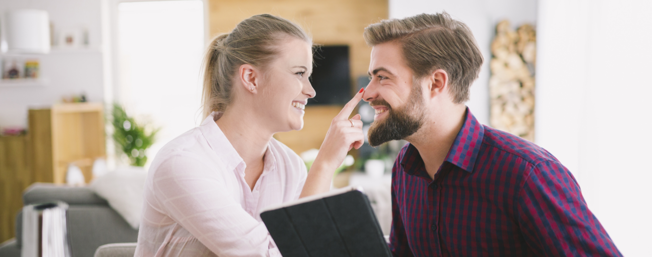 Par v 30. letih, obrnjen drug proti drugemu z zadovoljnim izrazom na obrazu.