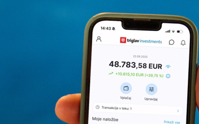 telefon v rokah osebe z odprto aplikacijo Triglav Investments