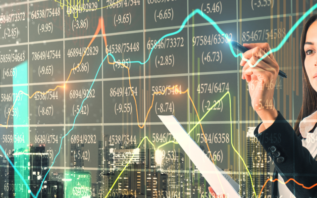 poslovna ženska z dokumentom v roki uporablja ustvarjalen vmesnik forex grafov