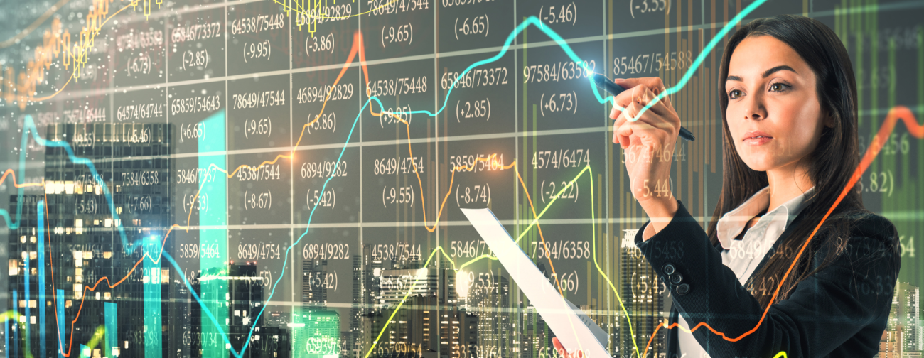 poslovna ženska z dokumentom v roki uporablja ustvarjalen vmesnik forex grafov