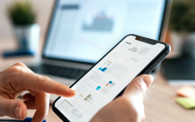 ženska uporablja telefon