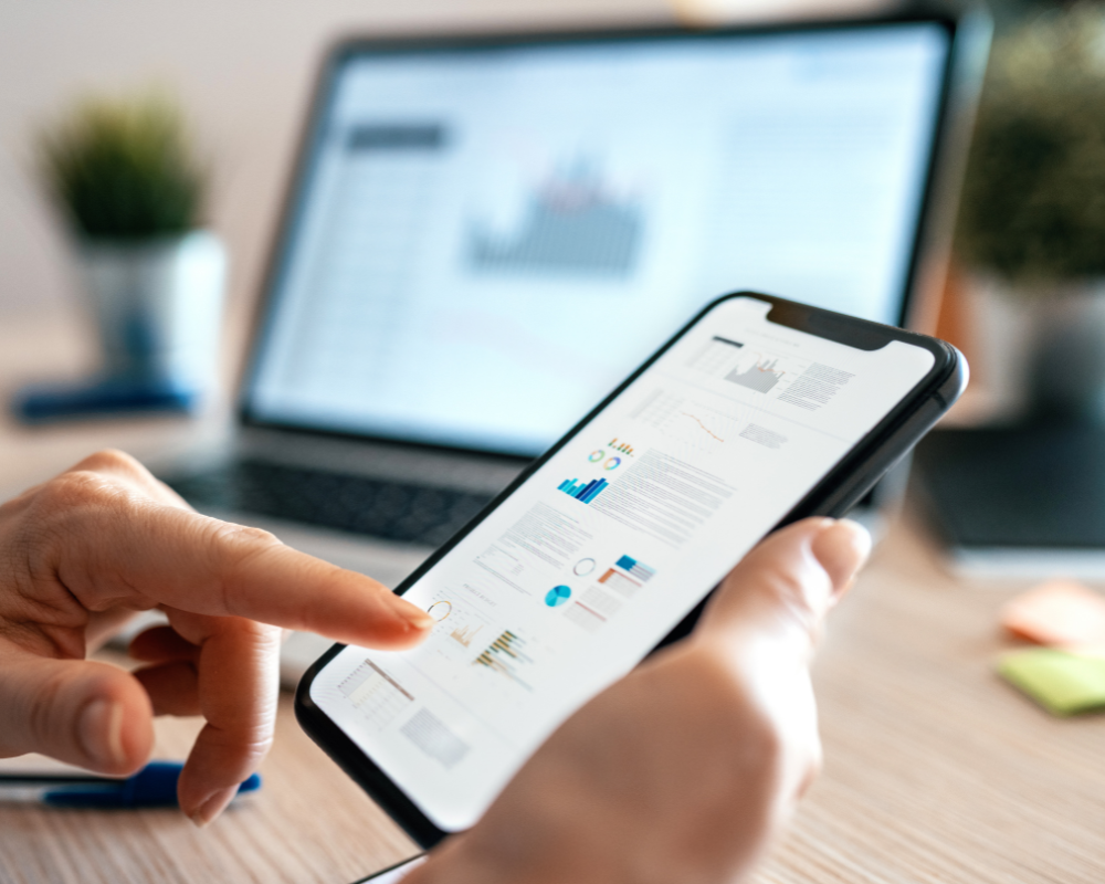 ženska uporablja telefon