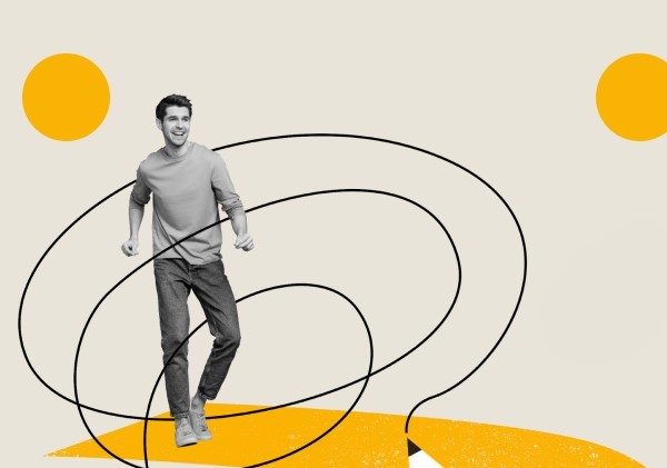 Na sliki je nasmejan moški ki hodi po abstraktnem ozadju z rumenimi elementi in črnimi spiralami