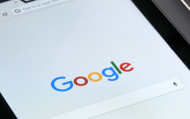 Zaslon tabličnega računalnika z odprto začetno stranjo Google in logotipom Google v iskalnem polju