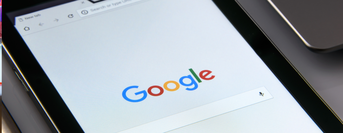 Zaslon tabličnega računalnika z odprto začetno stranjo Google in logotipom Google v iskalnem polju