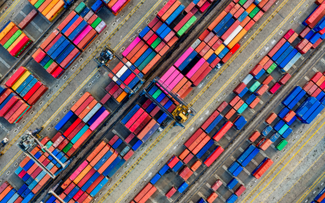 Zračni posnetek kontejnerjev v pristanišču za tovorne ladje