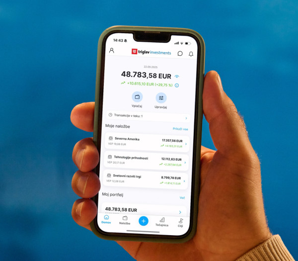 Slika prikazuje mobilni telefon v roki uporabnika. Na zaslonu telefona je odprta mobilna aplikacija Triglav Investments.