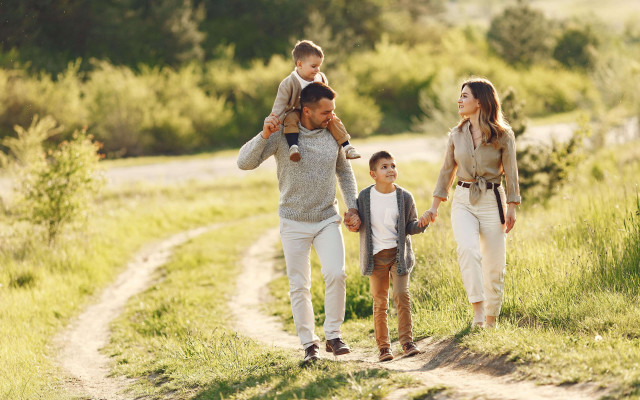 Mlada družina na sprehodu v naravi