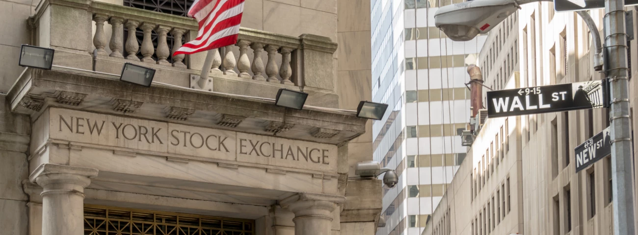 Slika prikazuje vhod v stavbo newyorške borze na Wall Streetu