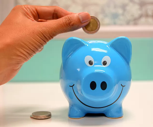 Slika šparovčka v obliki prašička modre barve