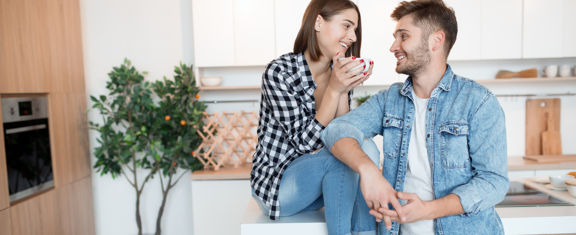 Slika moškega in ženske v domači kuhinji, ki gledata drug proti drugemu.