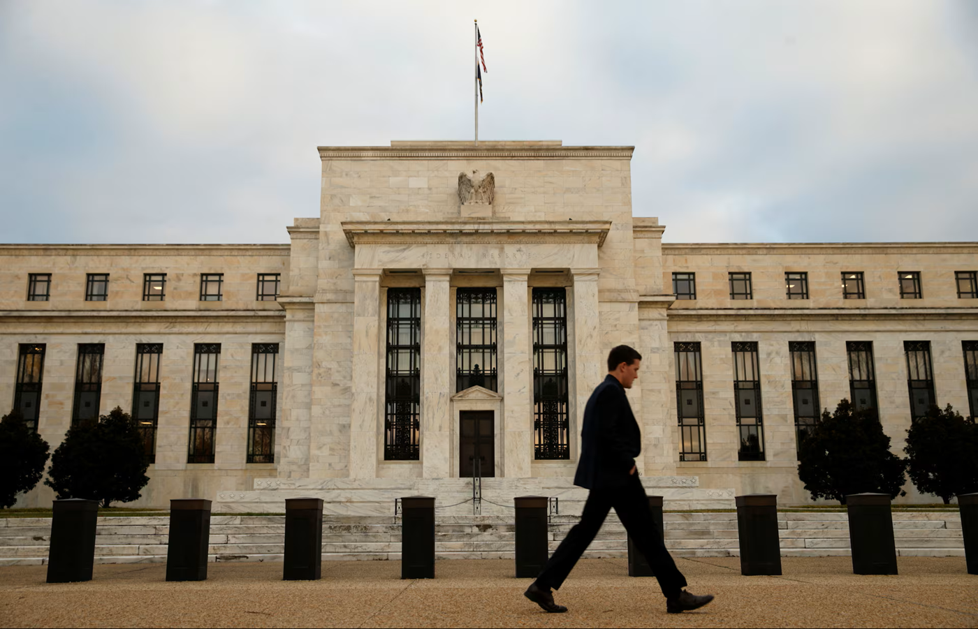 Stavba ameriške centralne banke Federal Reserve z osebo v ospredju