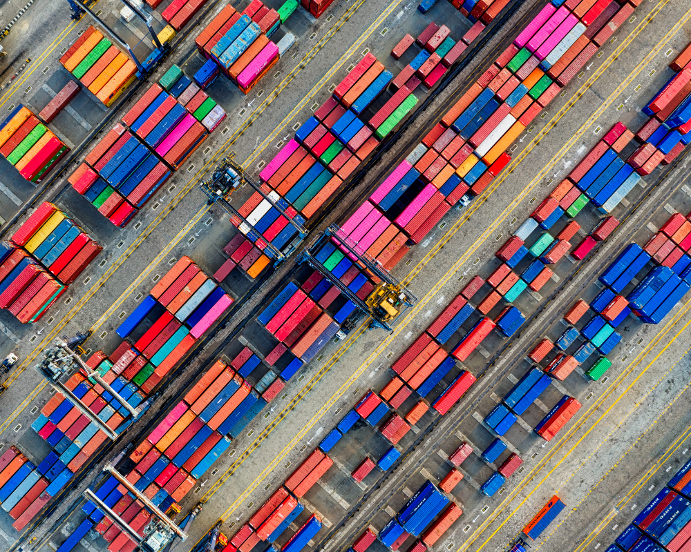 Zračni posnetek kontejnerjev v pristanišču za tovorne ladje