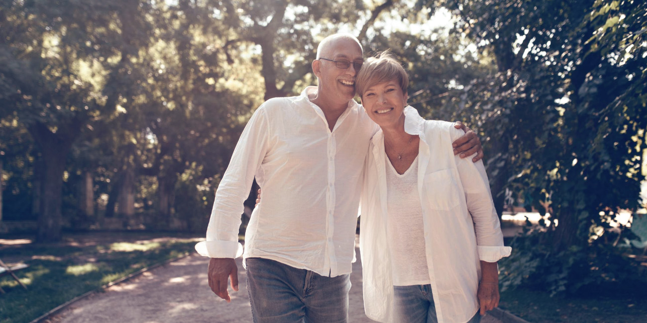 Moški in ženska v šestdesetih na dopustu, moški objema žensko čez ramo