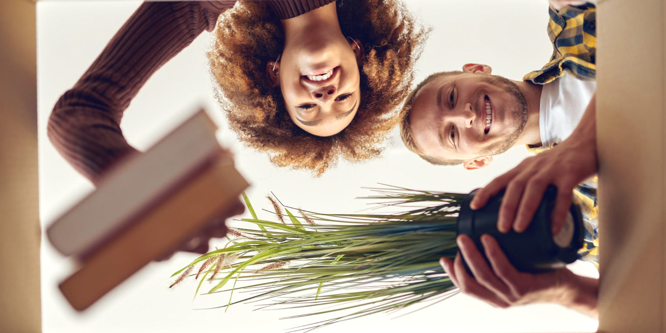 Slika moškega in ženske iz žabje perspektive