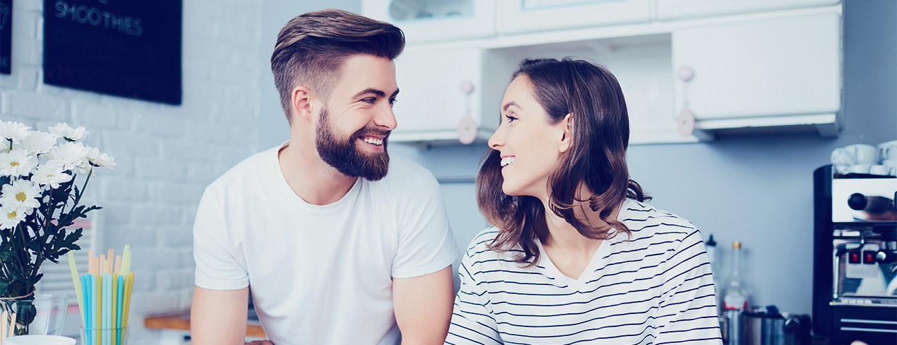 Moški in ženska v domači kuhinji se pogovarjata o financah