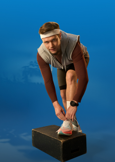 Moški maratonec pred modrim ozadjem