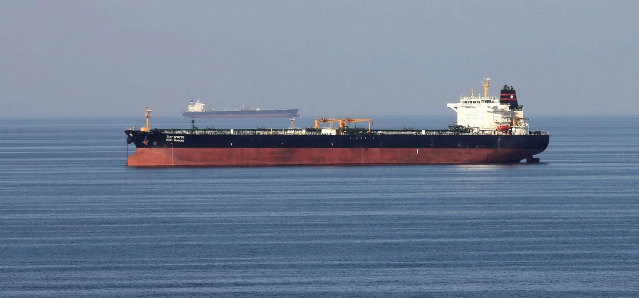 Velika ladja sredi morja