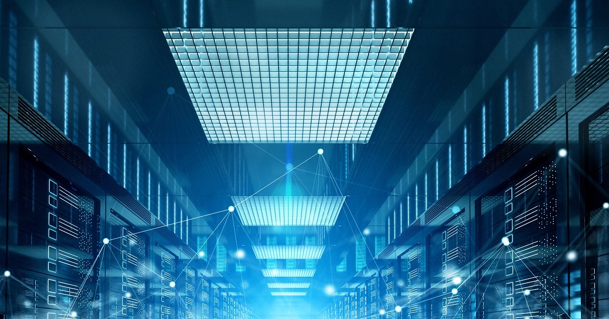 Futuristični podatkovni center je osvetljen z modro svetlobo in digitalnimi povezavami med strežniškimi omarami