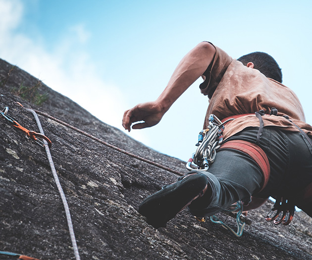 Plezalec, varovan z vrvjo, pleza v navpični steni