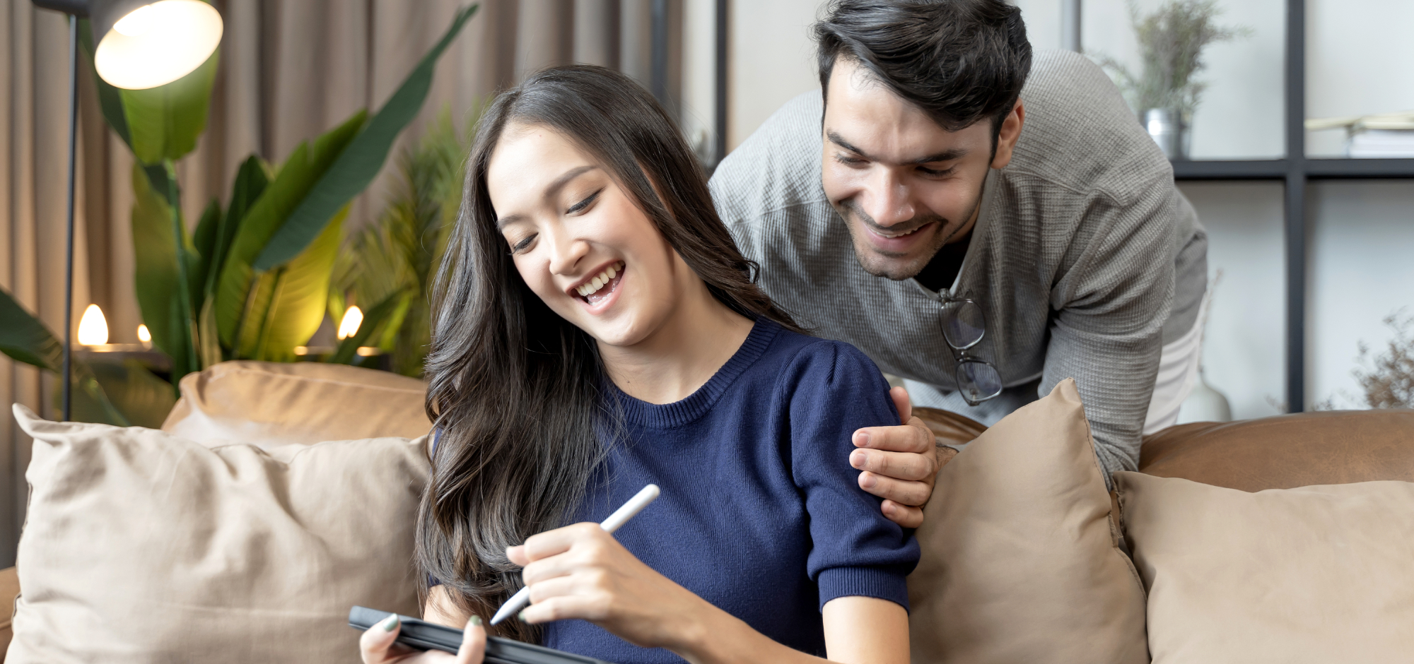 Par srednjih let v domači dnevni sobi načrtuje svoje finance.