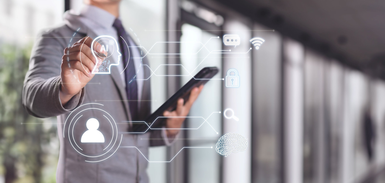 Moški v obleki uporablja tablico in se dotika virtualnega vmesnika z ikonami umetne inteligence varnosti in povezljivosti