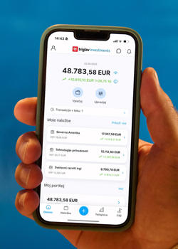 Slika prikazuje mobilni telefon v roki uporabnika. Na zaslonu telefona je odprta mobilna aplikacija Triglav Investments.